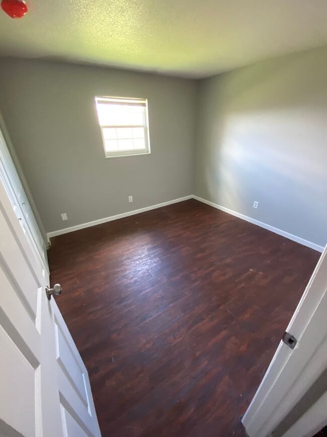 Building Photo - **Spacious 2 Bedroom | 1.5 Bath with Functional Layout**