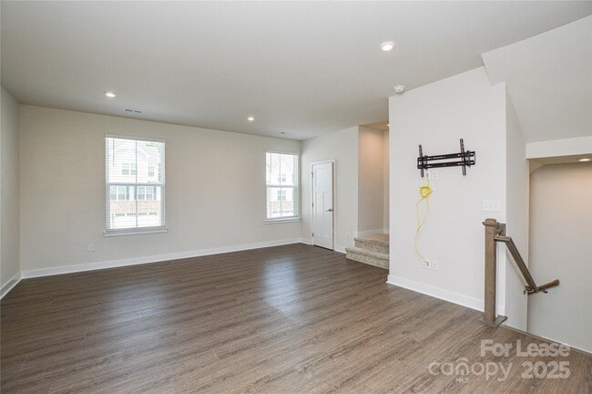 Building Photo - 9833 Oaklawn Blvd NW