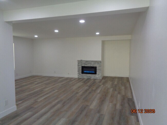 Building Photo - Single Story Condo in Park Somerset complex