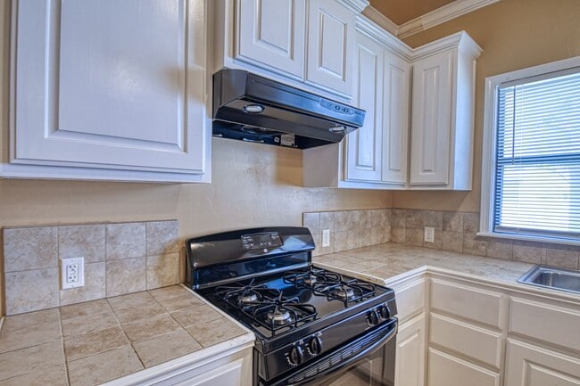 Building Photo - 464 College