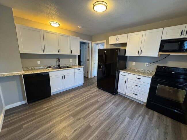 Building Photo - Cozy Updated 2-Bed Home with Garage