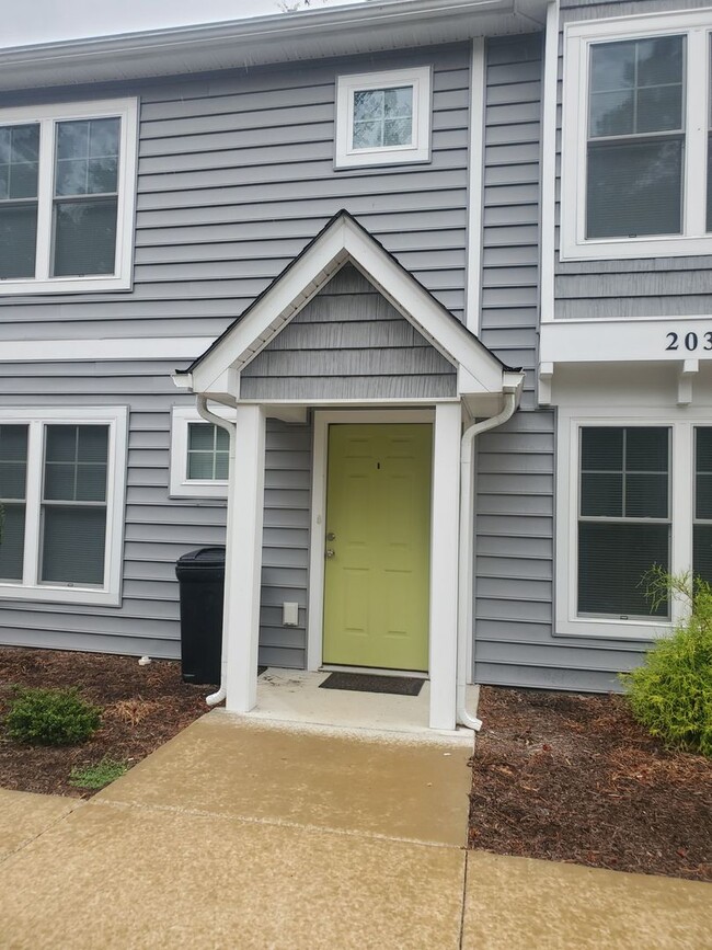 Building Photo - Modern Townhome- Blackstone/Pickett