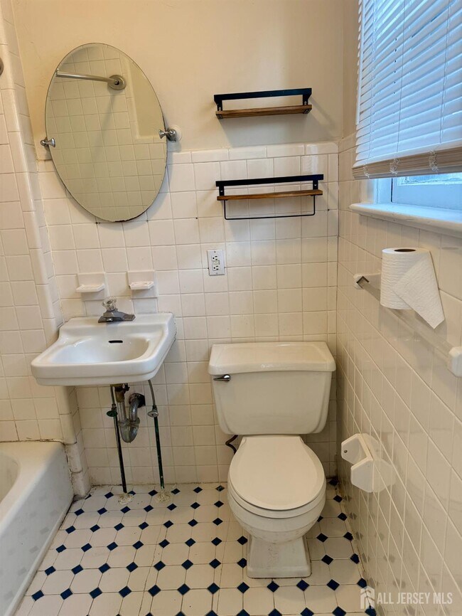 Building Photo - 127 Main St