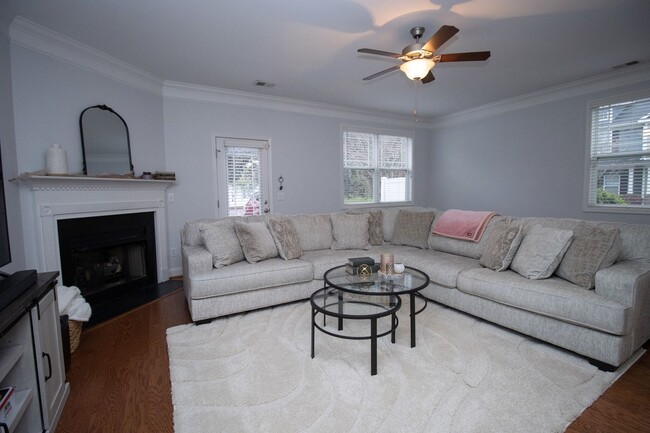 Building Photo - Hampton Forest Three Bedroom townhome clos...