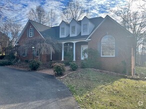 Building Photo - Beautiful Home in Forest