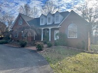 Building Photo - Beautiful Home in Forest