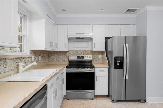 Building Photo - Heathcote Hill neighborhood 3 Bedroom 2 Ba...