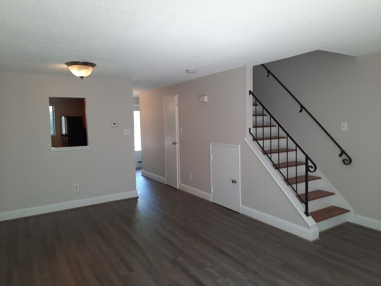 Building Photo - 40 Village Hill Ln