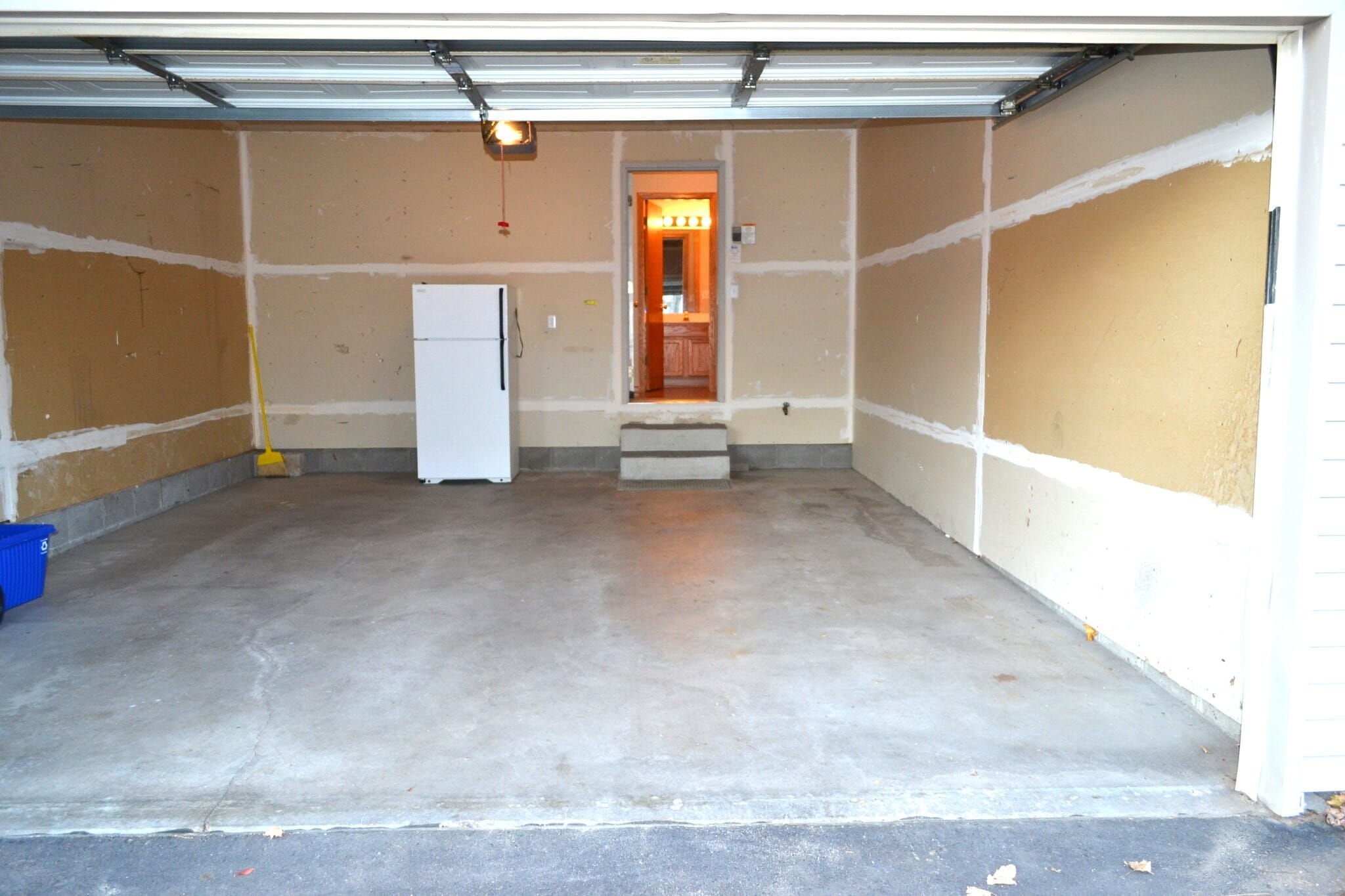 Building Photo - 1033 Lovell Ave W