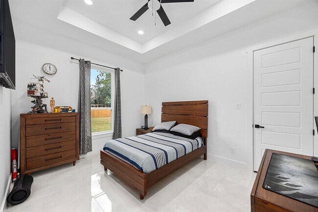 Building Photo - 32810 Oak Creek Dr