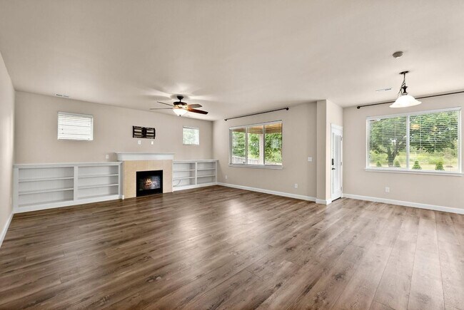 Building Photo - 15592 Chad Dr SE