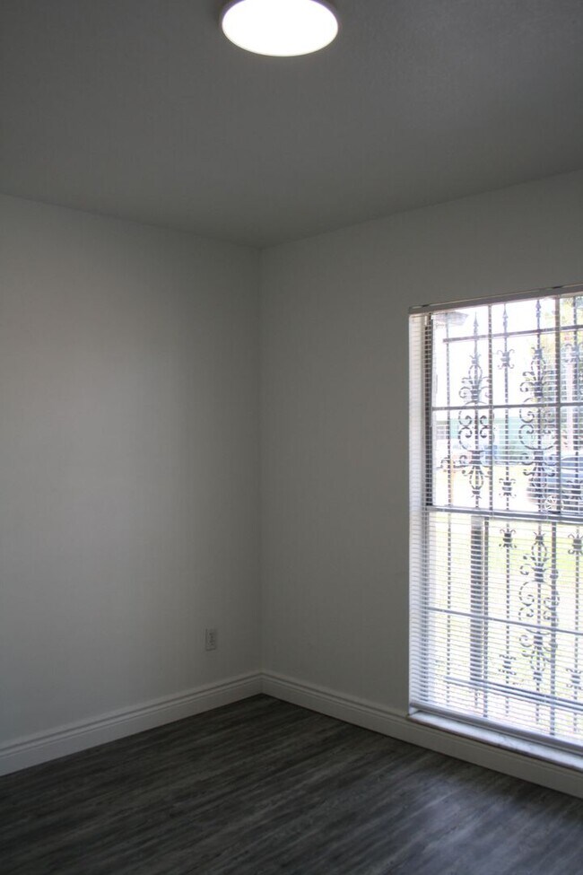 Building Photo - Charming Home in a Prime Location – Update...