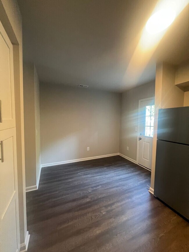 Building Photo - 2 Bedroom 1.5 Bath Townhome*