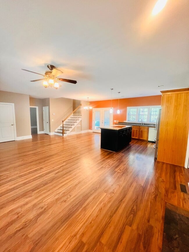 Building Photo - Tucked Away 3 Bedroom Gem on Private Road ...
