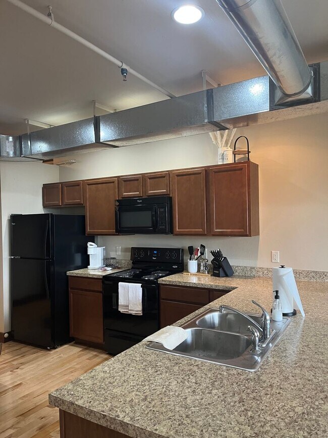 Building Photo - Elegant All Inclusive Fully Furnished Studio On Top Floor