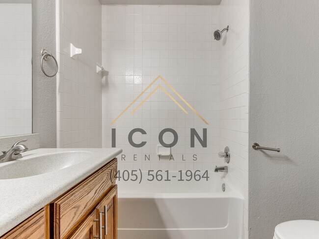 Building Photo - 313 E Plantation Terrace