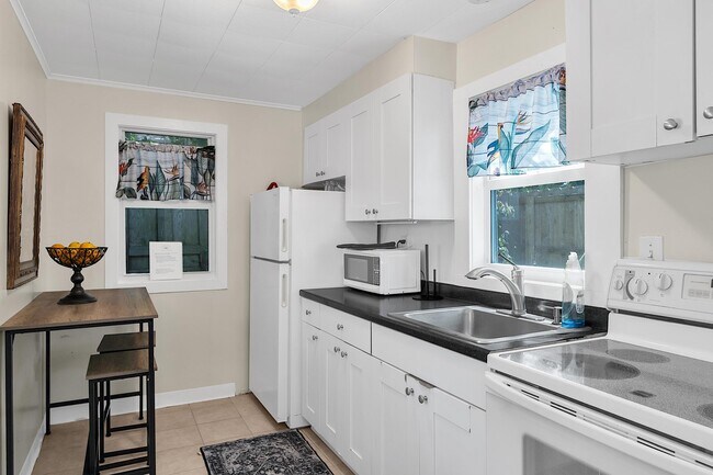 Building Photo - 909 N Palmway