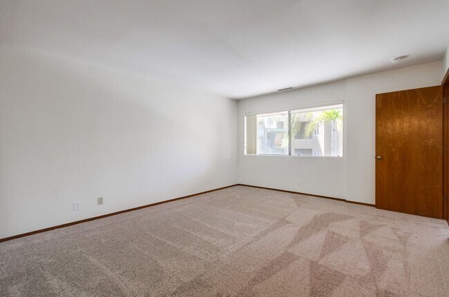 Building Photo - Prime Carlsbad Location - Available Now!