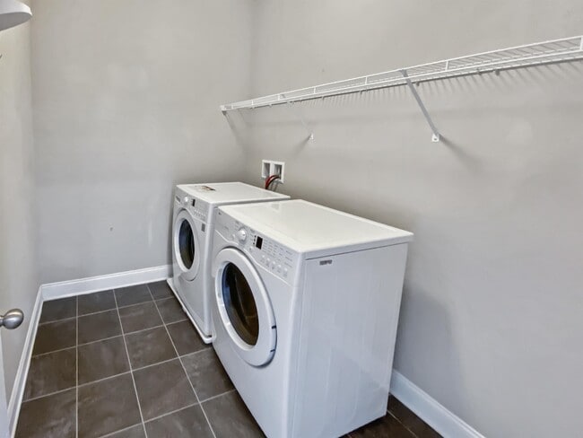 Building Photo - 3037 Greenway Cir SE