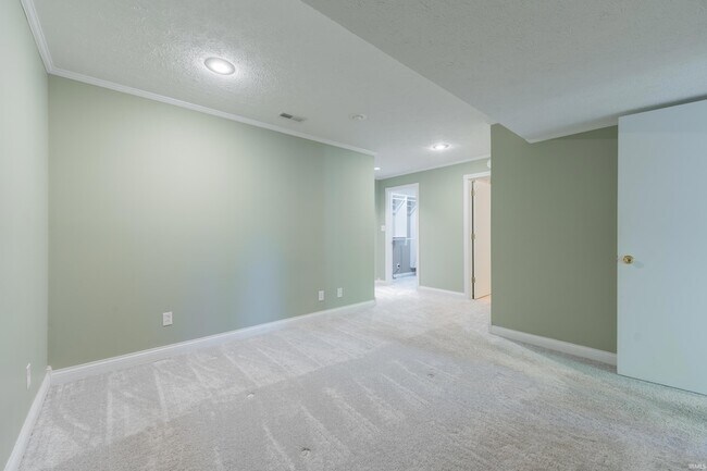 Building Photo - 657 E Heather Dr