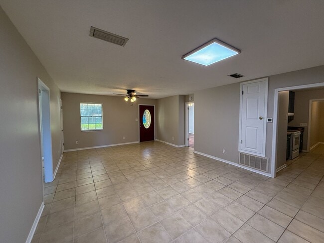 Building Photo - Well maintained 3 bedroom 2 bath home avai...