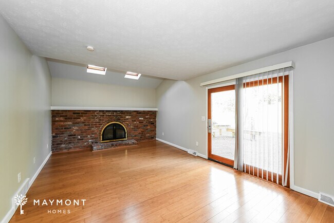 Building Photo - Bright 4-Bed Retreat