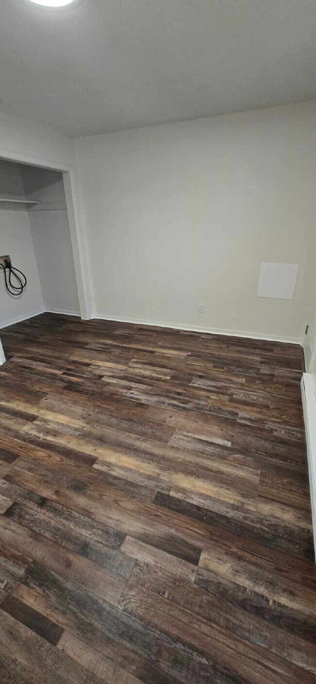 Building Photo - 570 US-52