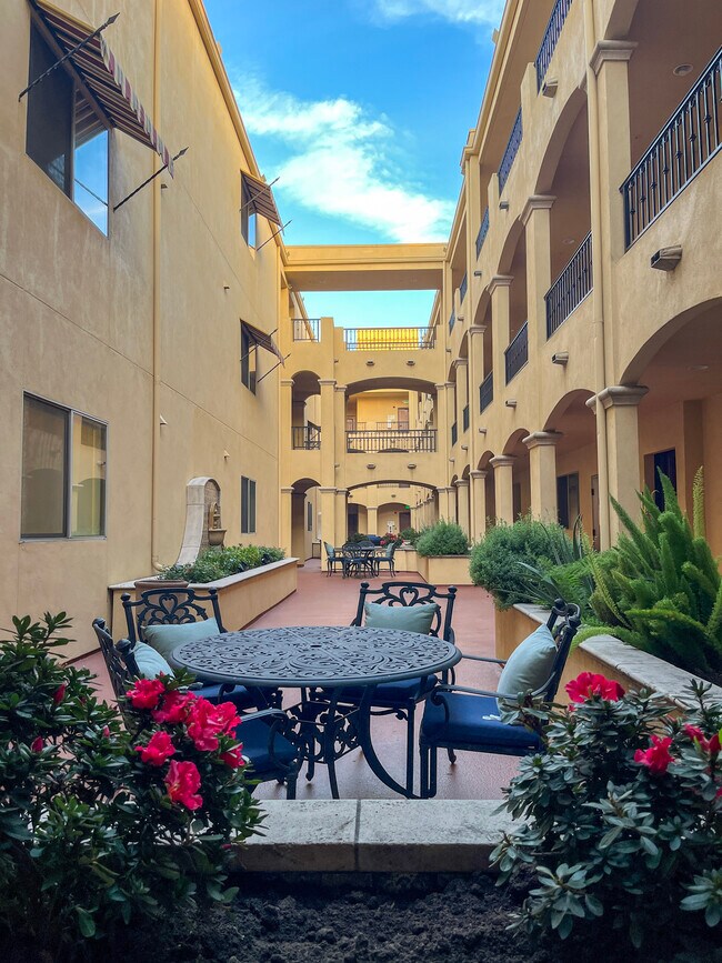 Building Photo - 5037 Rosewood Ave