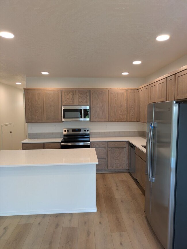 Building Photo - Brand New Townhome!