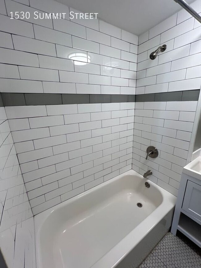 Building Photo - 1530 Summit St