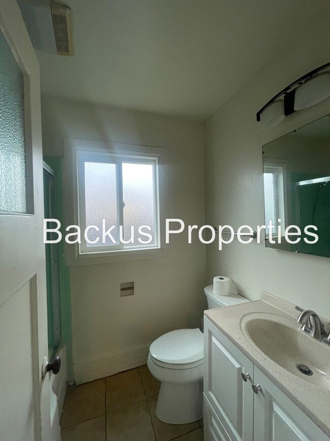 Building Photo - Wonderful duplex unit in North Salinas