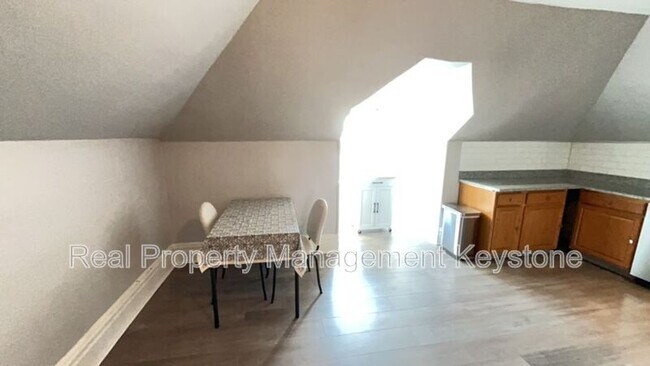 Building Photo - 923 Chislett St