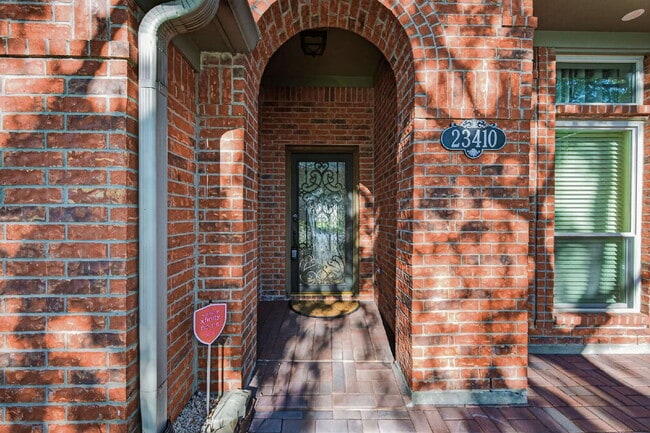 Building Photo - One of a kind home in Katy with large backyard and outdoor Oasis. With nearly 2300 sqft there's p...