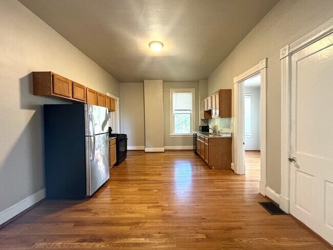 Building Photo - 30 Conklin St