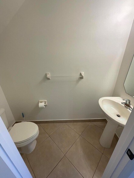 Building Photo - 5269 SE Jennings Ln