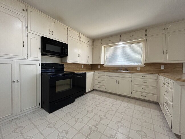 Building Photo - Beautiful Spacious 3/2 Home