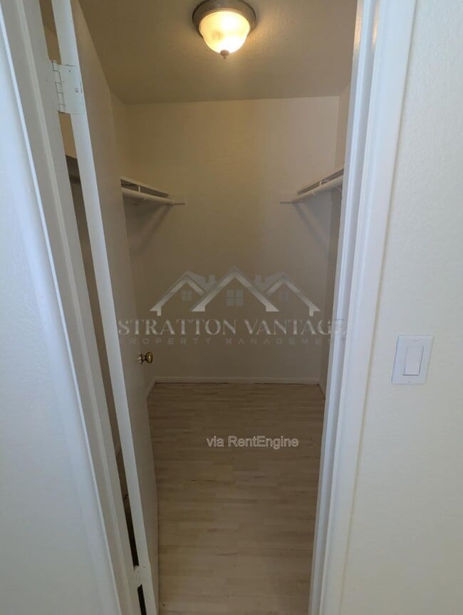 Building Photo - 545 W 16th Ave