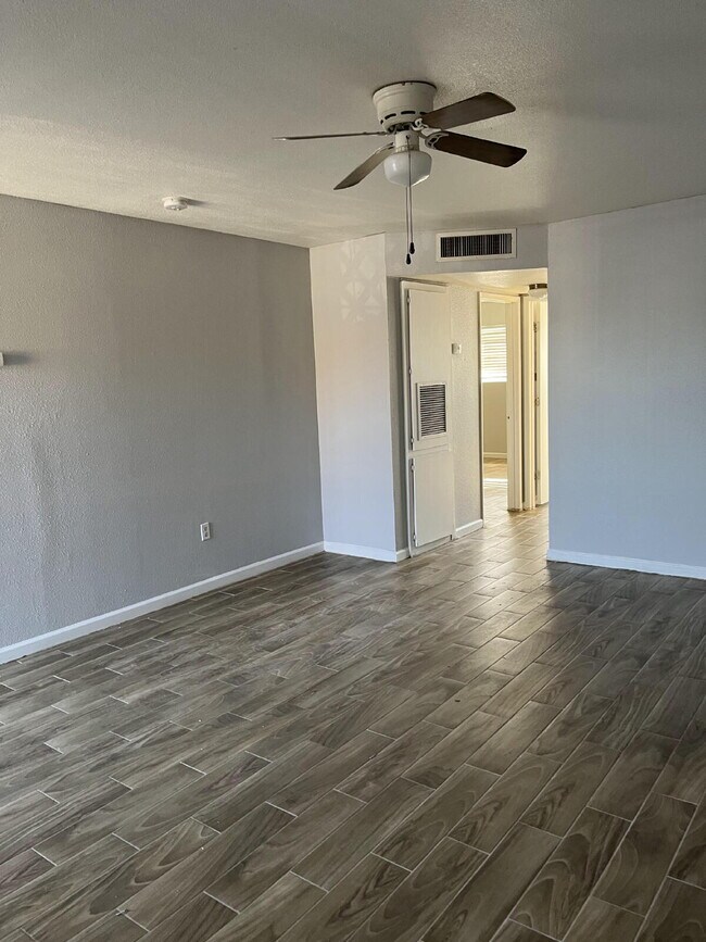 Building Photo - Updated 2BR/1BA | Private Patio | Great Lo...