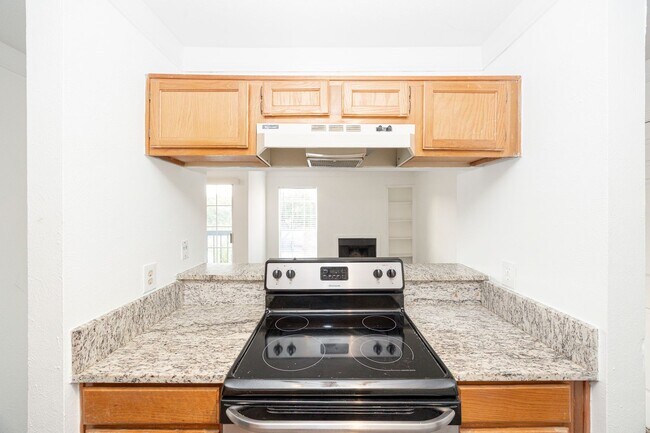 Building Photo - 18333 Roehampton Dr
