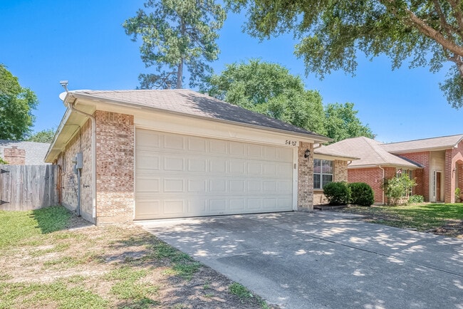 Building Photo - Spacious 3-Bedroom, 2-Bathroom Home with F...