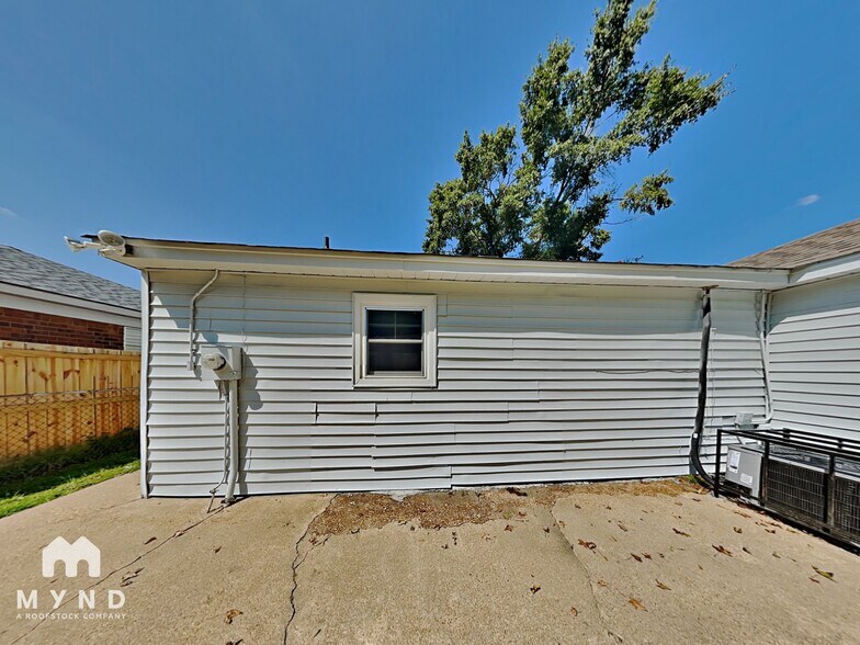 Building Photo - 4734 Bradford Dr
