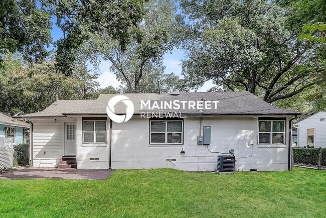 Building Photo - 3 Bedroom Pet-Friendly Home in DALLAS, TX with Main Street Renewal