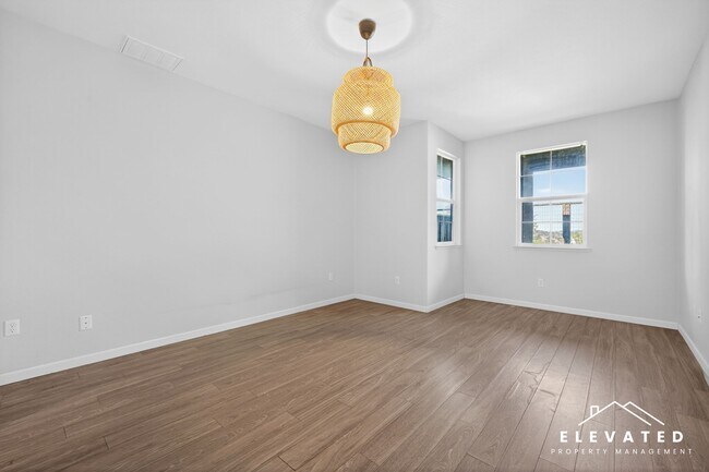 Building Photo - 611 Jade St