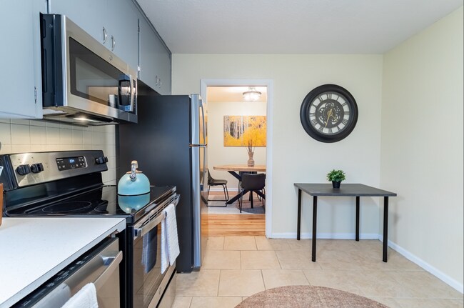 Building Photo - Spacious Updated Unit of Quadplex Availabl...