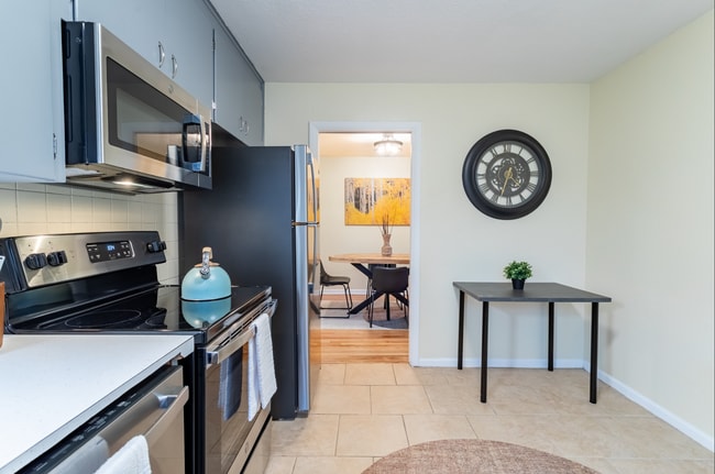 Building Photo - Spacious Updated Unit of Quadplex Available in Park Hill