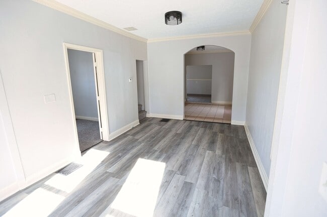 Building Photo - 639 Curve St SW