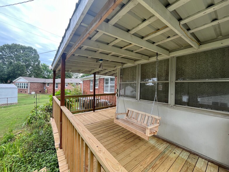 Building Photo - 128 N Leland Dr