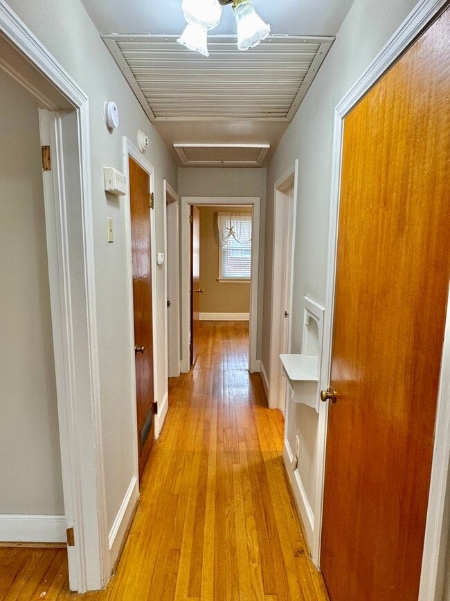 Building Photo - Charming 3 Bedroom / 1 Bath Home with Orig...