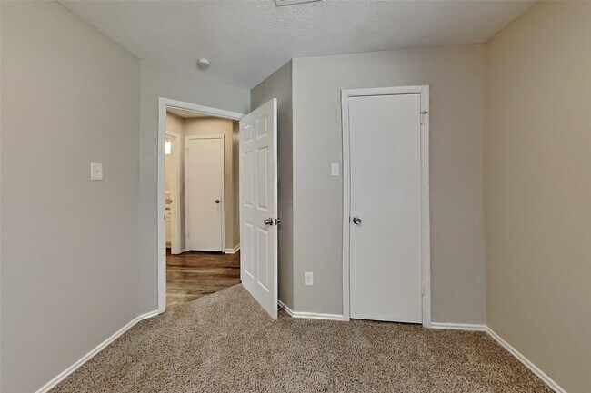 Building Photo - 16315 Chimneystone Dr