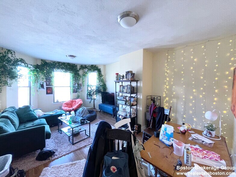 Building Photo - 1578 Tremont St